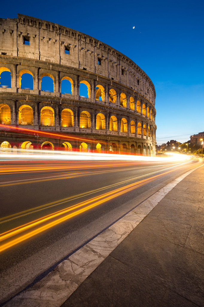 Photo de la circulation près du Colisée en Italie